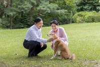 銀婚式を迎えられた皇太子ご夫妻と飼い犬の由莉（ゆり）＝東京都港区の東宮御所の庭で２０１８年６月５日（宮内庁提供）