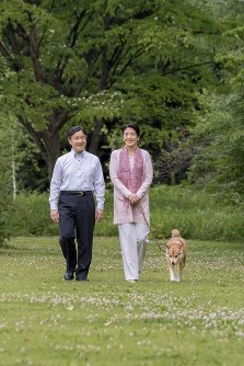 銀婚式を迎えられた皇太子ご夫妻と飼い犬の由莉（ゆり）＝東京都港区の東宮御所の庭で２０１８年６月５日（宮内庁提供）