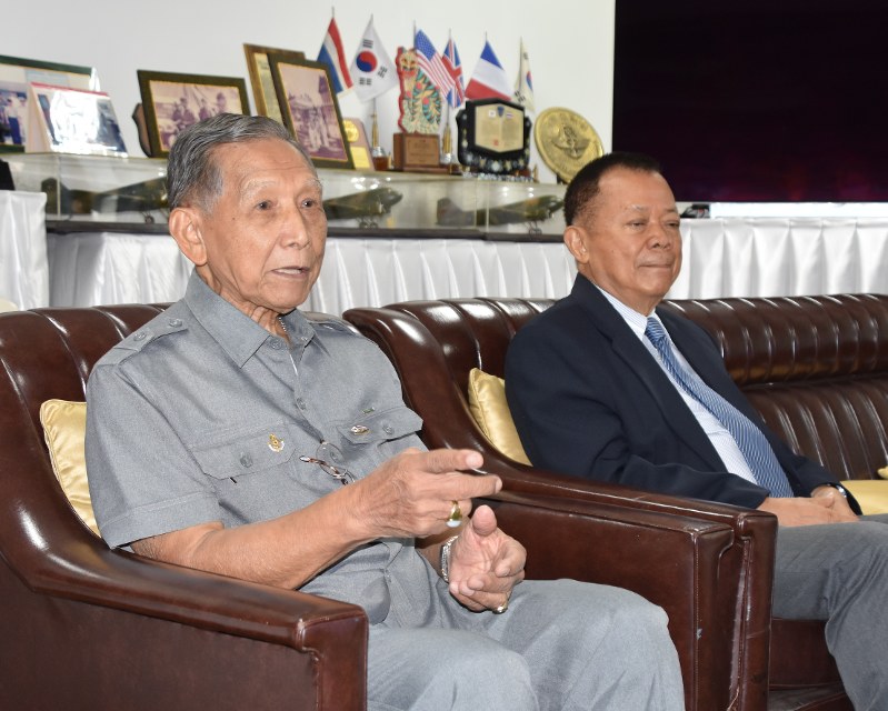 朝鮮戦争の経験を語るトーンラット・ユーポンさん(左)=バンコクのタイ朝鮮戦争復員軍人協会で2018年6月4日、西脇真一撮影