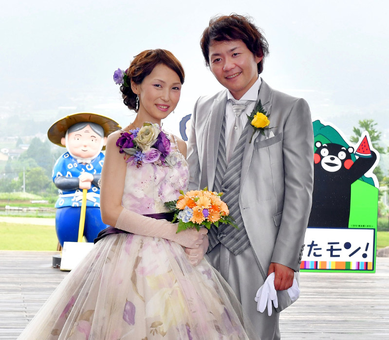 熊本地震 仮設生活 乳がん女性を手作り結婚式で祝福 毎日新聞