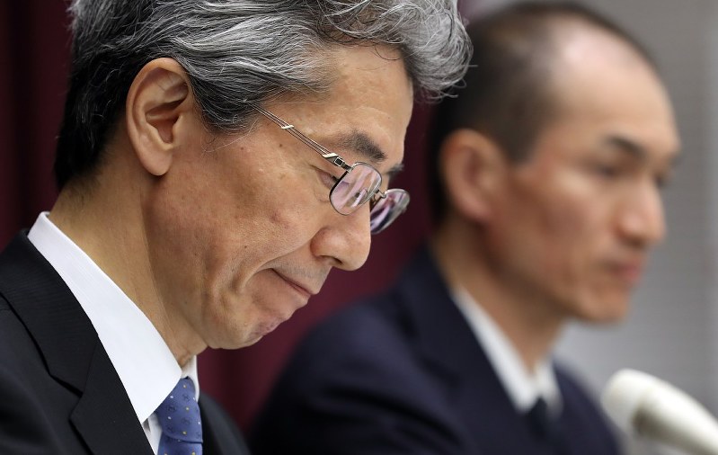 画像診断の確認不足について記者会見する千葉大学医学部付属病院の山本修一院長(左)=千葉市中央区で2018年6月8日午後2時1分、小川昌宏撮影