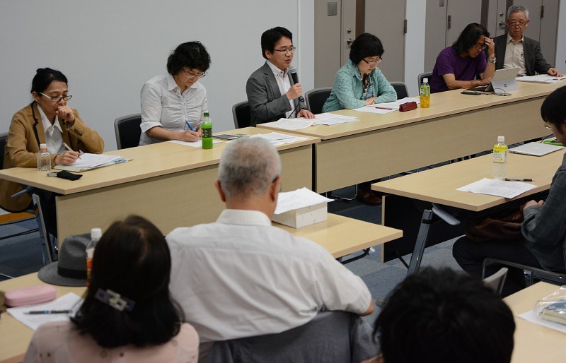 大学内のハラスメントを巡って議論を交わした大学教員たち=京都市南区で2018年6月3日、須藤唯哉撮影