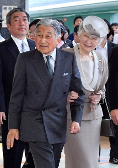 Emperor Akihito and Empress Michiko are seen at JR Tokyo Station on June 9, 2018, before leaving for Fukushima Prefecture. (Pool photo)