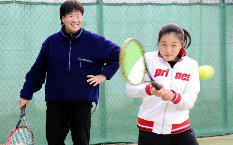 細木咲良さん(右)と、練習を見守る父秀樹さん=松江市上乃木9のグリーンテニススクールで、長宗拓弥撮影