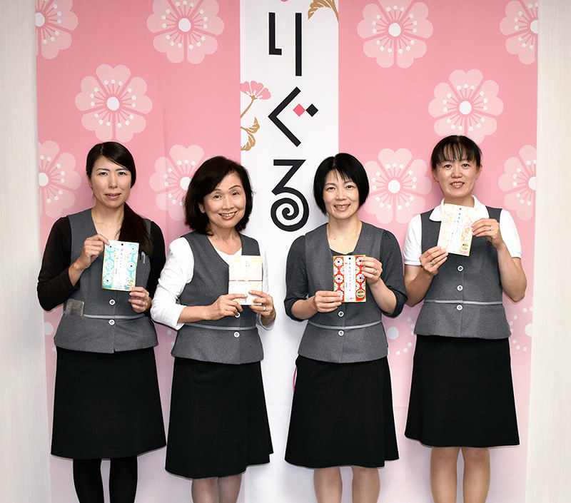 三彩の鈴木佐知代社長(左から2人目)と「よさこい美容調査委員会」のメンバー=高知県土佐市北地の同社で、北村栞撮影