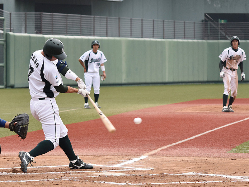 【信越クラブ-伏木海陸運送】1回裏伏木海陸1死三塁、大野の犠飛で先制=富山市下飯野の市民球場アルペンスタジアムで、青山郁子撮影