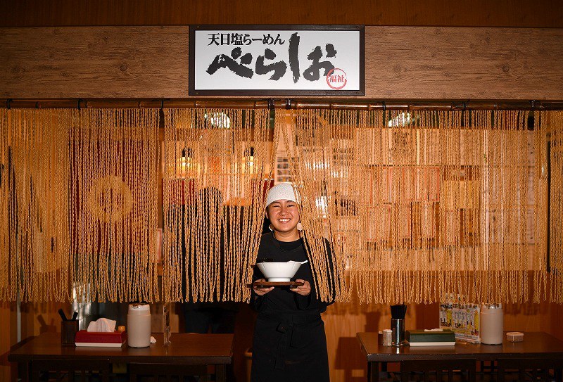 「いらっしゃいませ!」。知的障害がある金子真依さんは、この日一番の笑顔を見せながら出迎えてくれた=大阪市住吉区で、山田尚弘撮影