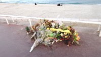 テロ事件の現場となった海岸沿いの遊歩道に供えられた花束（写真は筆者撮影）