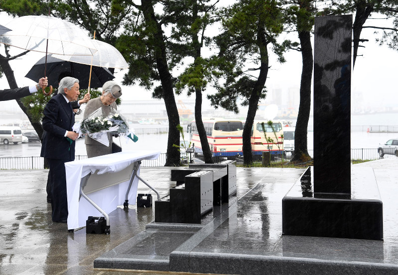 東日本大震災の慰霊碑に供花される天皇、皇后両陛下=福島県相馬市で2018年6月11日午前10時26分(代表撮影)