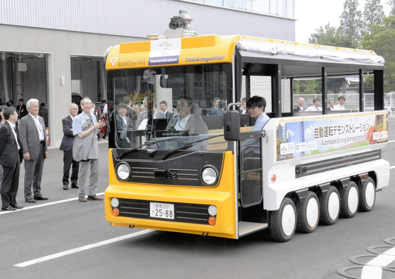 研究センターの敷地内の試験路を自動で走行するバス