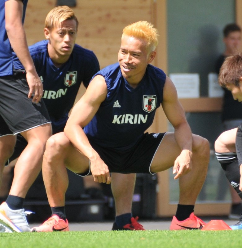 サッカー日本代表 金髪 長友 危機的状況打破へ 毎日新聞