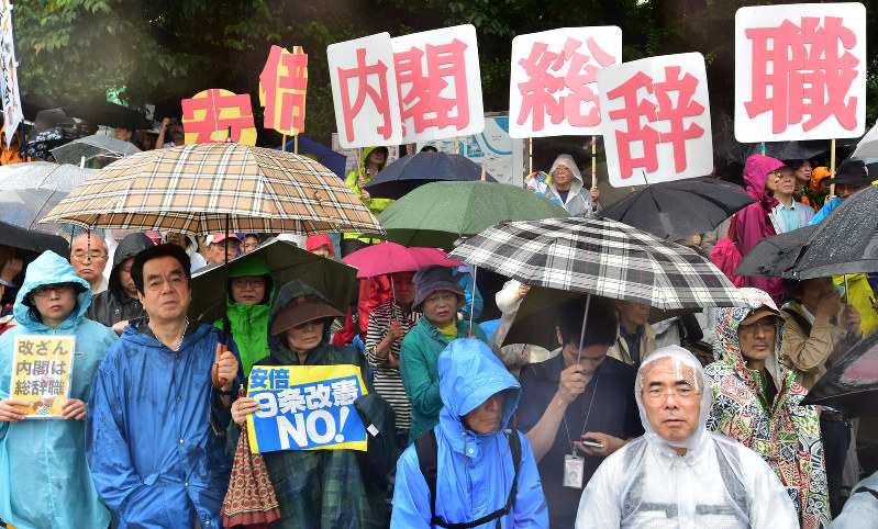 国会前で安倍政権の退陣などを要求し、声を上げる人たち=東京都千代田区で2018年6月10日午後2時32分、竹内紀臣撮影