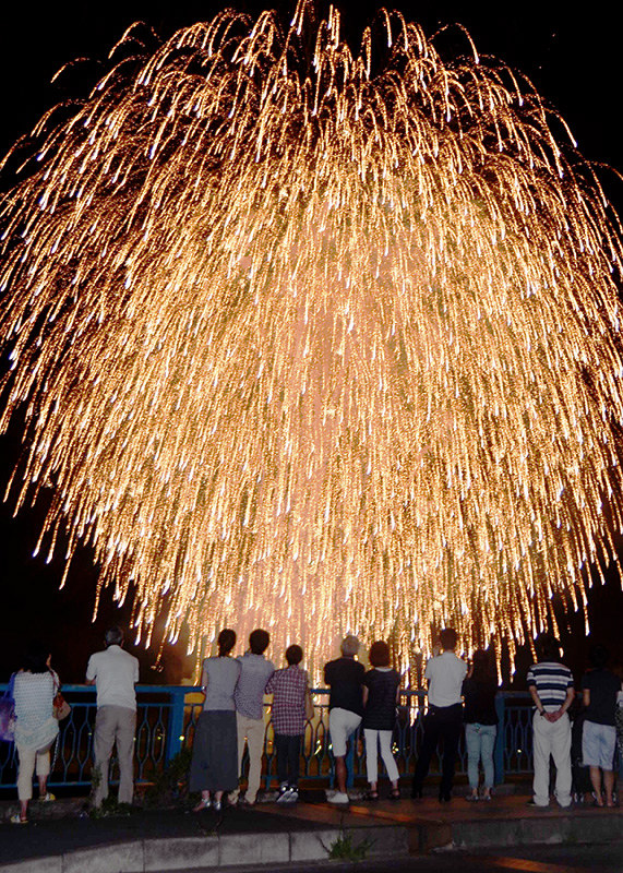 夏に行われていた三重県伊賀市中心部の打ち上げ花火大会=同市三田で2015年、大西康裕撮影