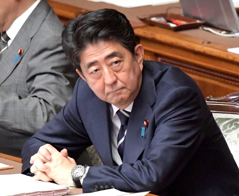 参院本会議で働き方改革関連法案に関する質問を聞く安倍晋三首相=2018年6月4日、川田雅浩撮影