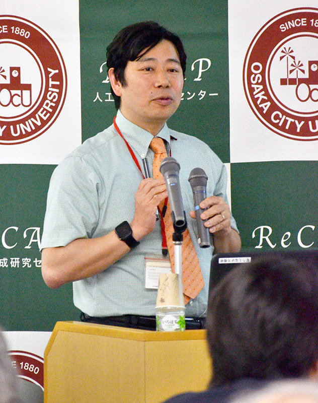 人工光合成研究センターの5年間の活動報告をする天尾豊所長=大阪市住吉区で、松本光樹撮影