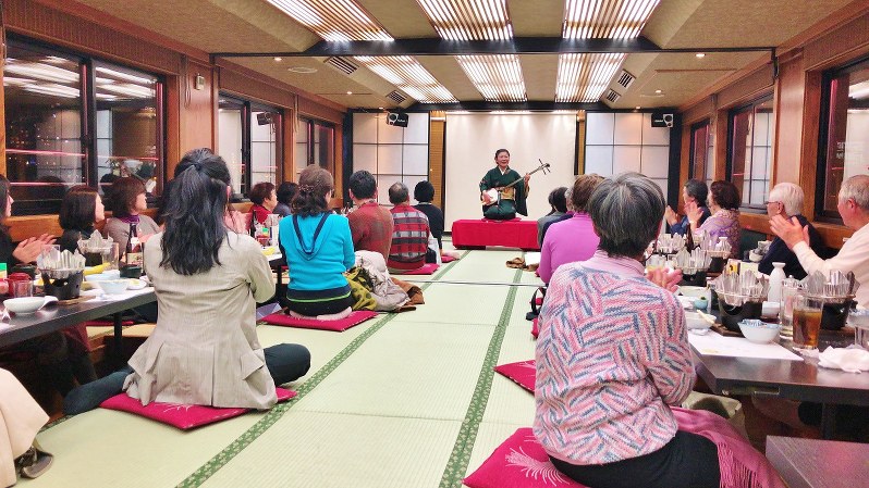 屋形船の船内で三味線奏者が演奏=ハルメク提供