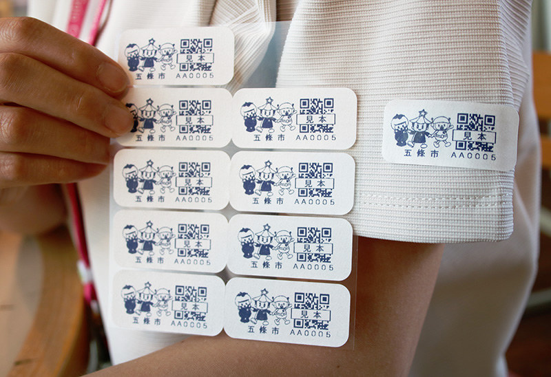 奈良県五條市が配布する「高齢者見守りあんしんシール」の見本=栗栖健撮影