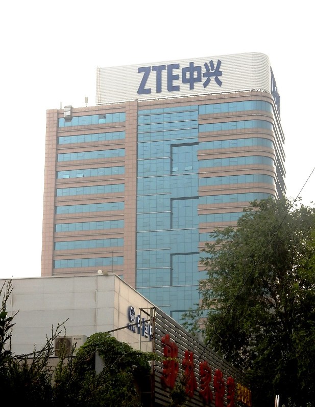 ZTEの看板が掲げられた北京市内のビル=2018年6月11日、赤間清広撮影
