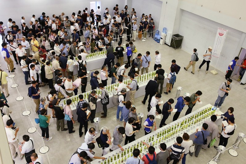 昨年の公開きき酒会の様子=日本酒造組合中央会提供