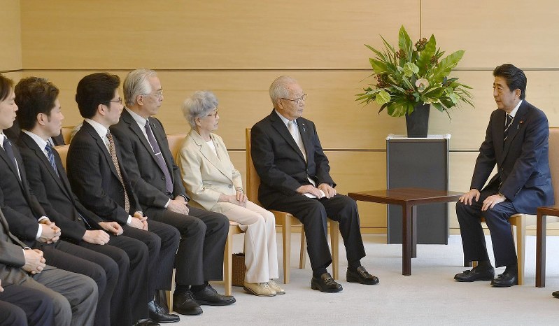安倍晋三首相(右端)と面会する、拉致被害者家族会の飯塚繁雄代表(右から2人目)、横田早紀江さん(同3人目)ら=首相官邸で2018年6月14日午後、藤井達也撮影
