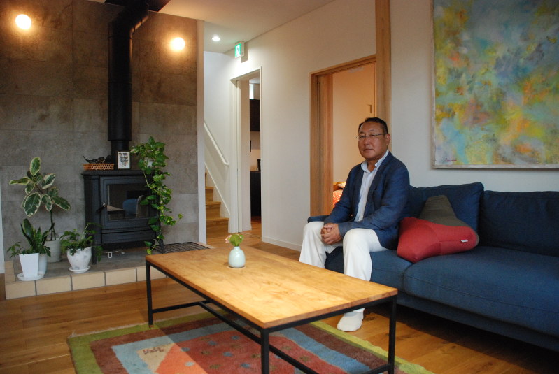新法に基づく届け出を終え、15日に営業を開始する民泊のオーナー、岡野浩一さん=埼玉県鴻巣市の民泊リビングルームで2018年6月12日、川口雅浩撮影