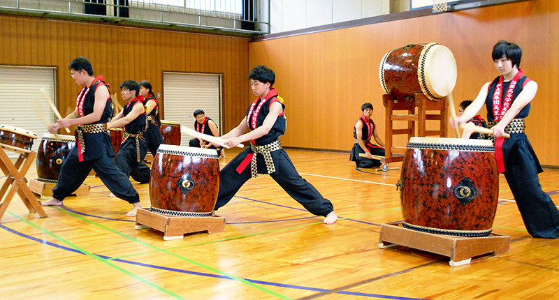 総文祭に向け、練習に励む太鼓部メンバー=和歌山県紀美野町毛原中の県立海南高美里分校で、山成孝治撮影