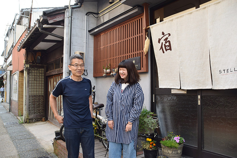周辺住民と交流しながらゲストハウスを営む浦崎周治さん(左)と、台湾人スタッフの呉雅淳さん=金沢市東山1で、久木田照子撮影