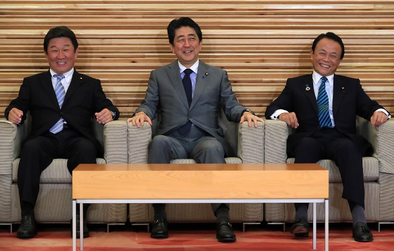 茂木敏充経済再生担当相(左)、麻生太郎財務相(右)と共に閣議に臨む安倍晋三首相=首相官邸で2018年6月15日、梅村直承撮影