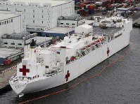 米海軍：世界最大の病院船「マーシー」、横須賀に初寄港 [写真特集2/7