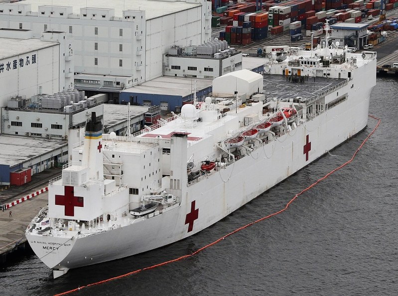 米海軍：世界最大の病院船「マーシー」、横須賀に初寄港 [写真特集3/7