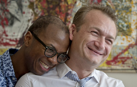 原告のコーマンさん（右）と配偶者としての権利が認められる見通しになった米国籍のハミルトンさん＝２０１６年７月撮影、ＡＰ