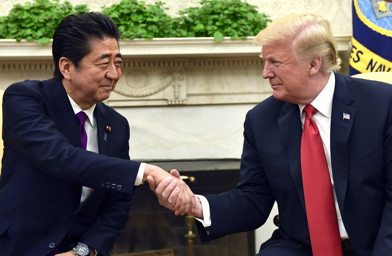 日米首脳会談で握手を交わす安倍晋三首相(左)とドナルド・トランプ大統領=ホワイトハウスで6月7日、AP