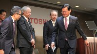 入社式を終えて退室する東芝の車谷暢昭会長（右）ら経営幹部＝２０１８年４月２日、和田大典撮影