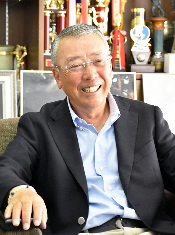 インタビューに答える明徳義塾の馬淵史郎監督=高知県須崎市の同校本校で、松原由佳撮影