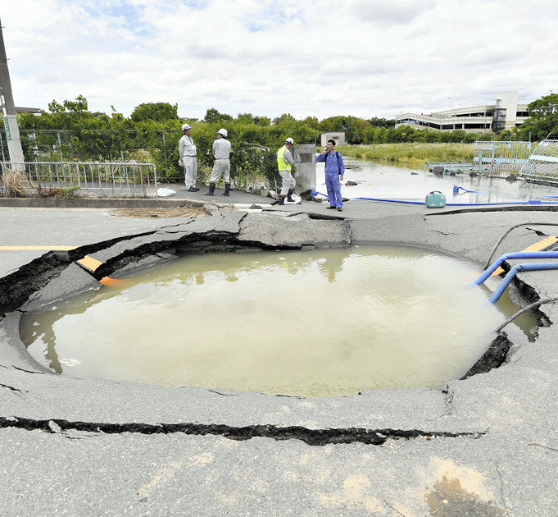 地震により水道管が破裂し、陥没した道路=大阪府高槻市で2018年6月18日午後1時5分、川平愛撮影