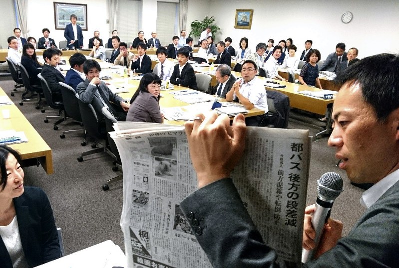 ワークショップで説明する堀口友紀・小梅小教諭(右)。後方で立っているのが田中孝宏・東松川小校長=日本プレスセンタービルで5月12日