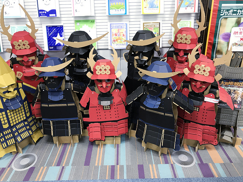 「富山市まちなか観光案内所」で販売している「着れちゃう!ダンボール甲冑」=同市観光協会提供