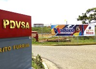 マドゥロ大統領を支持する横断幕が掲げられた国営石油会社ＰＤＶＳＡの石油関連施設の入り口＝ベネズエラ東部エルフリアルで２０１８年５月２３日、山本太一撮影