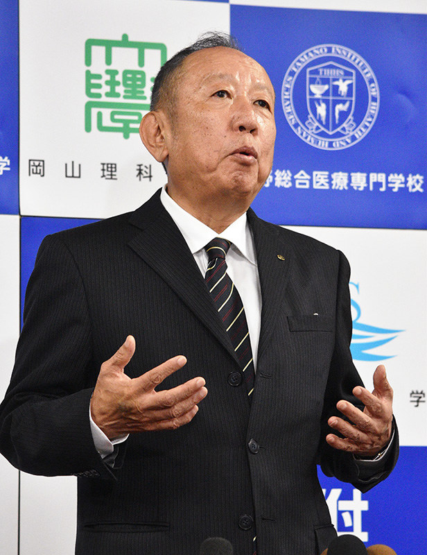 記者会見する加計学園の加計孝太郎理事長=岡山市北区で、林田奈々撮影