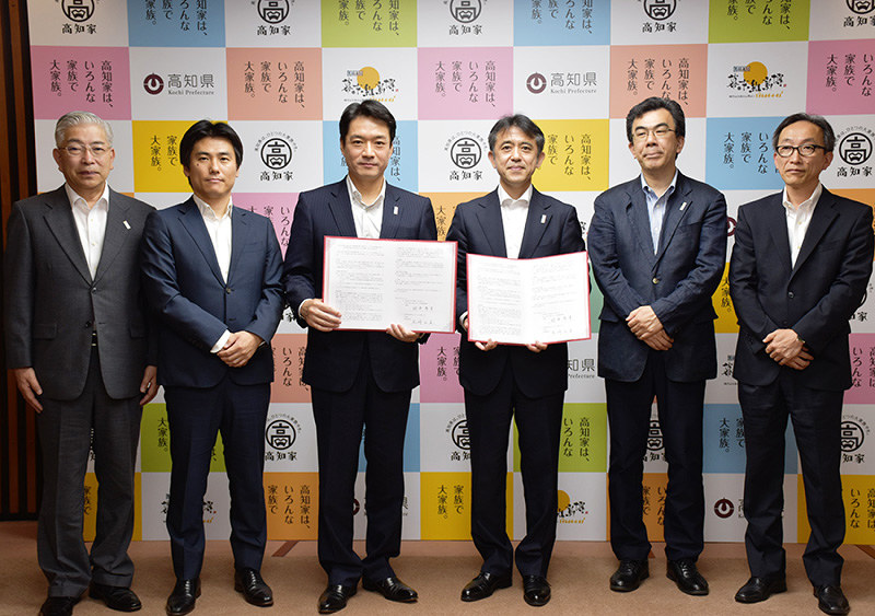 連携協定を結んだ尾崎正直高知県知事(左から3人目)と田中秀幸学館長(右から3人目)=高知県庁で、北村栞撮影