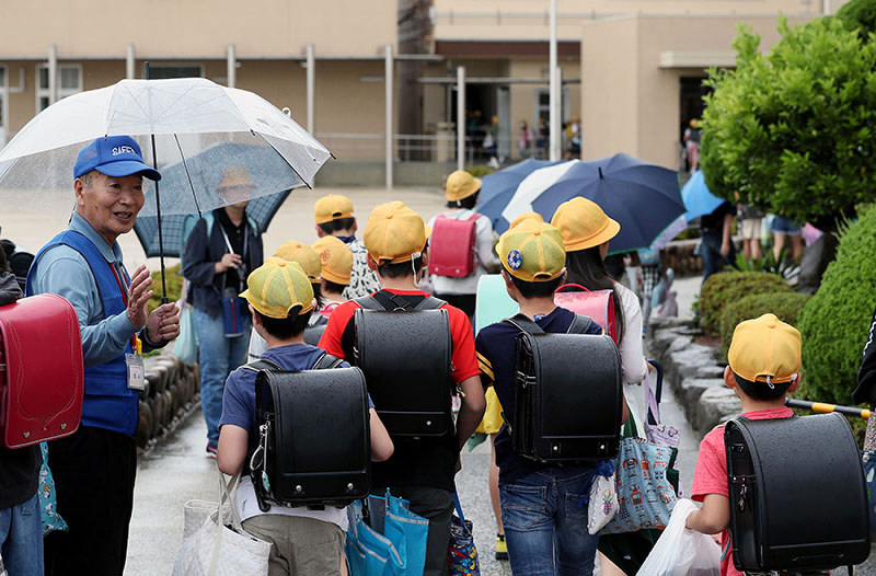 学校が再開され、登校する児童たち=大阪府茨木市の市立春日小で2018年6月20日午前7時59分、幾島健太郎撮影