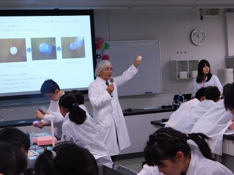 講義をする野沢教授（写真中央）