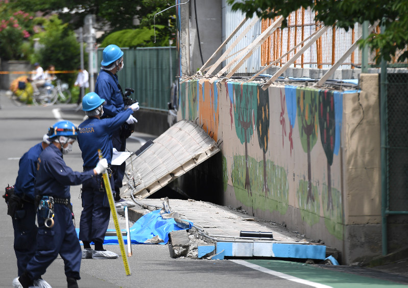 ブロック塀が倒れ、三宅璃奈さんが下敷きになった現場を調べる捜査員ら=大阪府高槻市で2018年6月18日午後1時22分、久保玲撮影