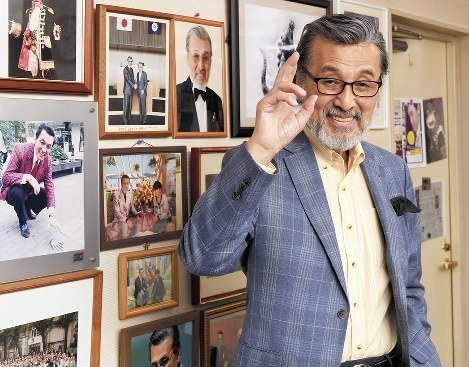 俳優応募時の履歴書の字が東宝社内で評判になったほどの達筆。「今も、中国に行くとすずりや筆を買うのが楽しみ」＝東京都北区で、根岸基弘撮影