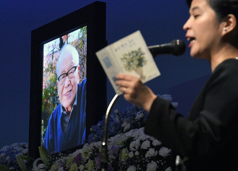 金子兜太さんのお別れの会で飾られた遺影。代表的な20句が詠み上げられた=東京都千代田区で2018年6月22日午後0時12分、丸山博撮影