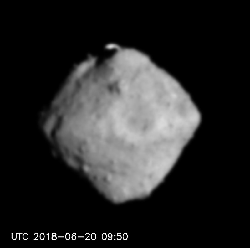 約100キロ離れた地点から小惑星探査機「はやぶさ2」が撮影した小惑星リュウグウの姿=宇宙航空研究開発機構提供