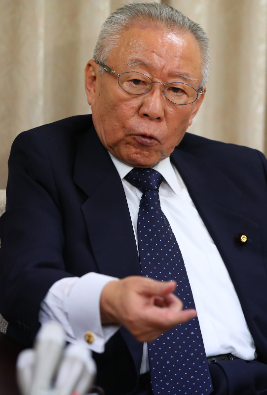 記者会見で小学校設立への関与を否定する鴻池祥肇氏=東京都千代田区で2017年3月1日分、小川昌宏撮影