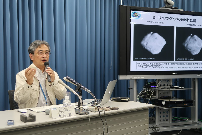 リュウグウの最新画像について説明する吉川真・はやぶさ2ミッションマネジャー=東京都千代田区の宇宙航空研究開発機構で2018年6月21日、永山悦子撮影