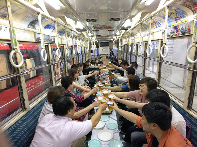 「納涼ビール電車」の様子=万葉線提供