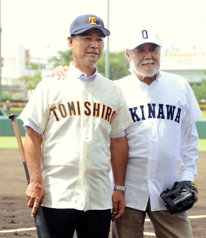 沖縄大会の開幕試合を前に始球式で投手を務めた安仁屋宗八さん(右)と打者の石嶺和彦さん=沖縄市のコザしんきんスタジアムで2018年6月23日、生野貴紀撮影